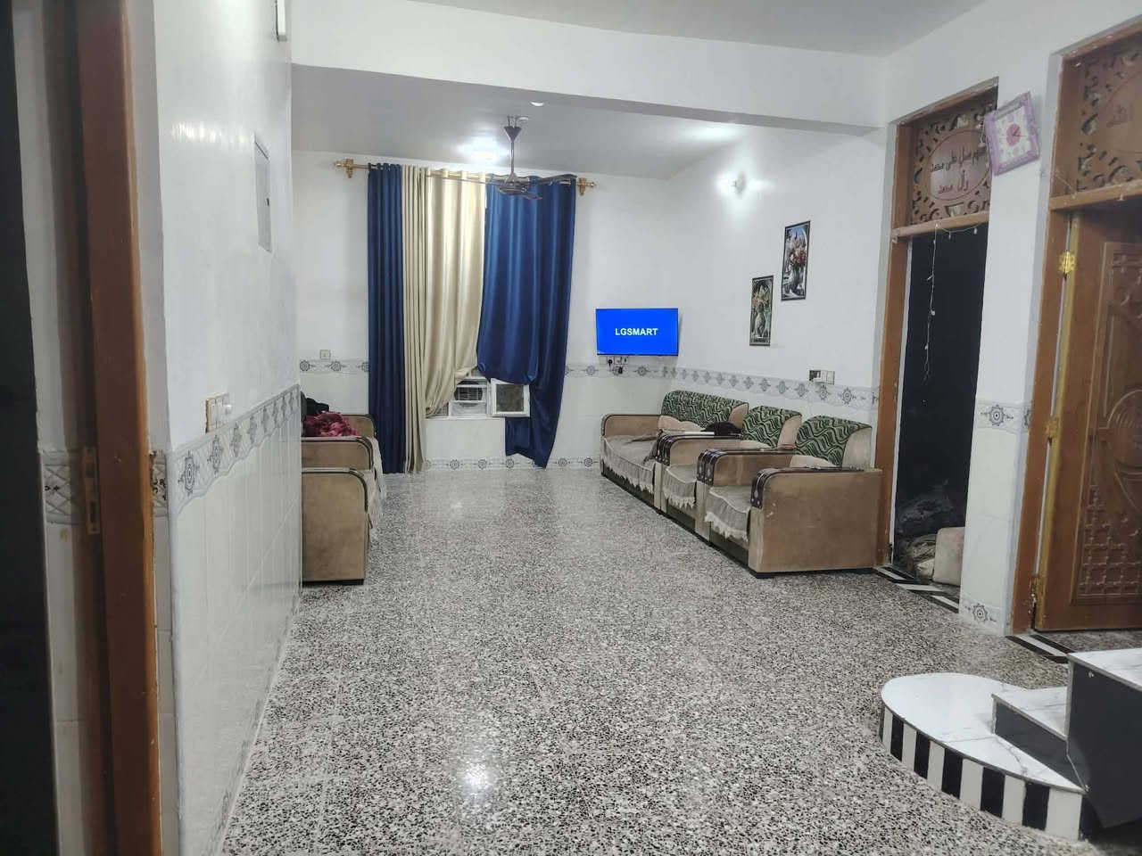 السلام عليكم للبيع بيت مساحه ٤٠٠ متر حي الفرات ماقبل حي الدوغاني طابو زراعي عقد ٢٥ كافة الخدمات موجوده السعر مناسب اللاستفسار اتصال *********** مراجعه مكتب النوارس شارع مستشفى ***********
