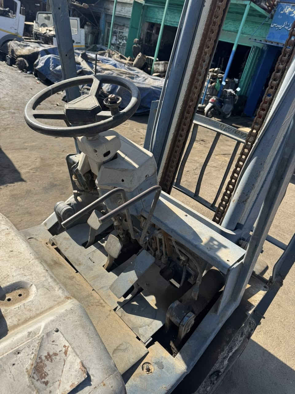 رافعه كوماتسو للبيع محرك شغال فقط متروكه للتواصل ***********
