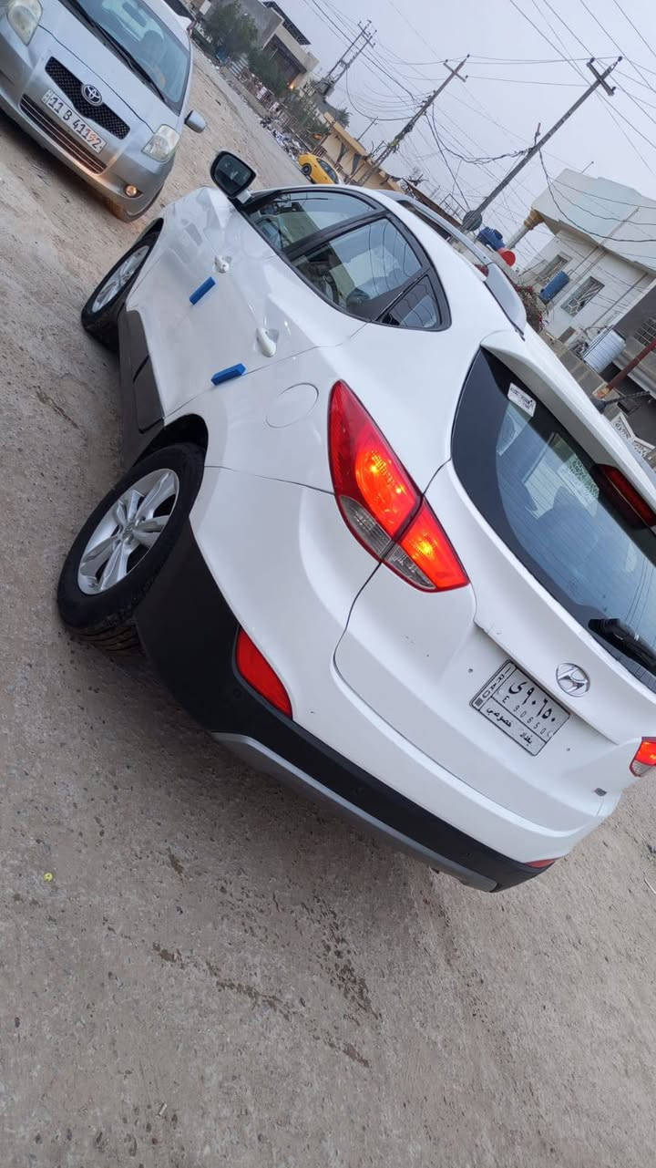 توسان 2013 خليجية سياره جديدة مكينة وكير وحدادية وتبريد وتدفئة وتخم تاير كل جديد صبغ جاملغ خلفي فقط أثر طخة بسيطة وباقي كفالة عامة السعر 107 رقم بغداد بأسمي مكان السيارة حلة رقم الهاتف ***********
