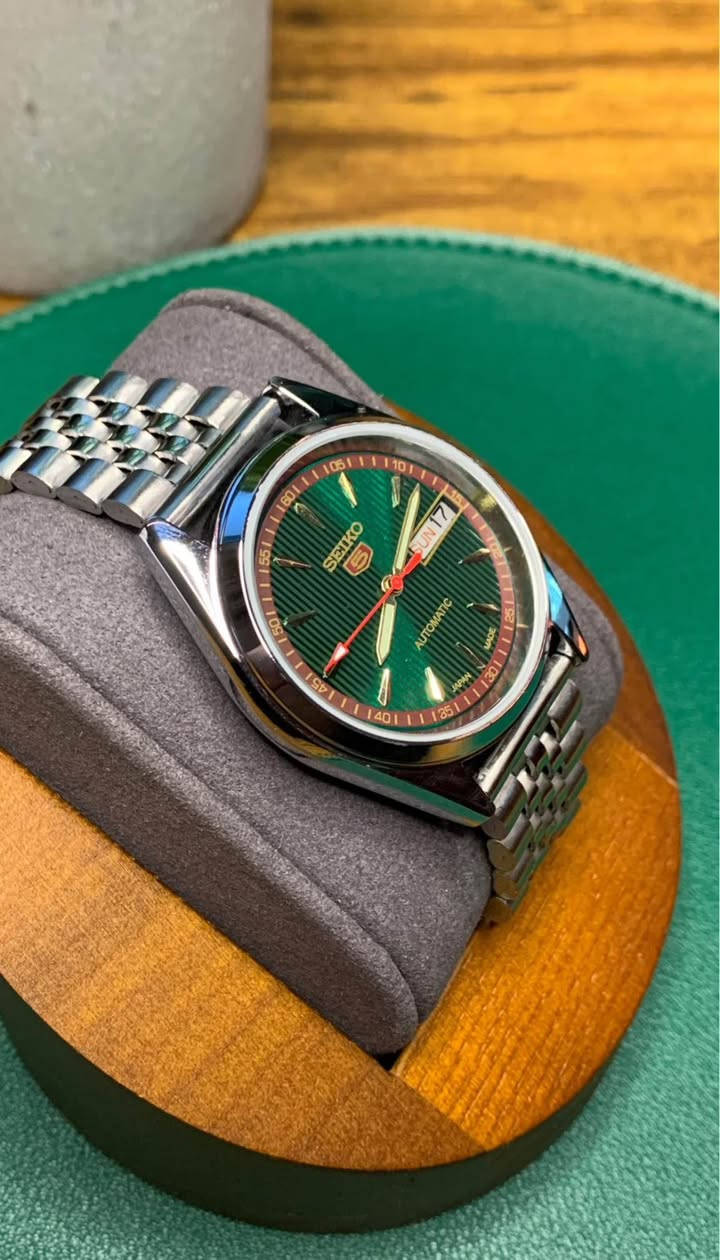 مساء الخير،

ساعة للبيع

سيكو Seiko 5
 اوتوماتك من تعديلي 

نبذة عن القطعة:
- دايل أخضر لامع مع تفاصيل باللونين البني والذهبي
- القطر: 36 ملم
- 3 عقارب (ساعة، دقيقة، ثانية)
- هيكل وسوار من stainless steel
- الحركة: أوتوماتيكية
- تاريخ انتاجها: من السبعينيات إلى الثمانينيات

تفاصيل أخرى:
هذه الساعة جمعتها بنفسي باستخدام قطع أصلية وأخرى بديلة، ويُطلق عليها غالباً “ساعة معدلة”.

تحتوي الساعة على محرك اصلي حقيقي (seiko movement) تم صيانتها بالكامل وفحصها بدقة بواسطة فني صيانة ساعات (انا). 

أما الهيكل، السوار، الزجاج (Acrylic)، الميناء، والعقارب فقد تم تجديدها أو استبدالها لضمان ظهور الساعة بحالة ممتازة

**الموفمنت والدزاين اصلي vintage من الثمانينات. 

السعر ٢٥٠،٠٠٠ دينار عراقي (٢٥٠ الف)

للمهتمين، الرجاء ارسال رسالة


**إذا كنت صاحب هذا الإعلان وتريد حذفه لأي سبب، رجاءا أرسل رسالة إلى الدعم الفني**