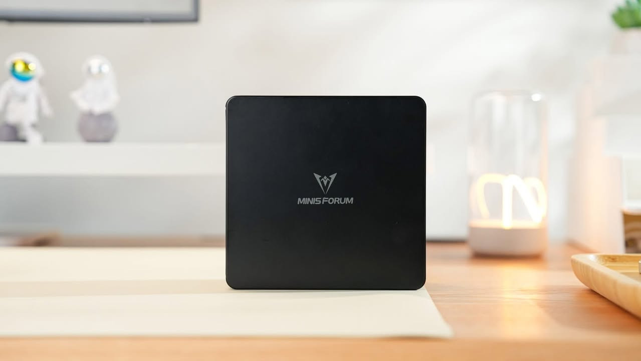 Minisfourm UM890 pro

🧠 المعالج والمعالج الرسومي
 • المعالج: AMD Ryzen 9 8945HS – 8 نوى / 16 خيط + تردد يصل حتى 5.2 GHz
 • الرسوميات: AMD Radeon 780M مدمج للتعامل مع المهام الرسومية والـ AI الخفيفة  ￼

💾 الذاكرة والتخزين
 • رام: 32 GB DDR5 بسرعة حتى 5600 MHz
 • تخزين: عادة مع 1 TB SSD PCIe 4.0 
 • يدعم تركيب حتى 96 GB رام وحتى 8 TB SSD عبر فتحتي M.2  ￼

🔌 المنافذ والاتصالات
 • USB4 ×2 (عالي السرعة 40 Gbps + شحن PD)
 • HDMI 2.1 + DisplayPort 1.4
 • Ethernet 2× 2.5 G + Wi-Fi 6E & Bluetooth
 • يدعم توصيل أربع شاشات بدقة عالية  ￼

❄️ التبريد
 • نظام Cold Wave 2.2 مع مروحة 6 cm لتحسّن تبريد الرام والـ SSD ويقلل الحرارة والضوضاء  ￼

📏 الحجم والتصميم
 • صغير الحجم، قابل للتثبيت خلف الشاشة أو على المكتب بسهولة 

السعر750 اللف
متوفر توصيل


**إذا كنت صاحب هذا الإعلان وتريد حذفه لأي سبب، رجاءا أرسل رسالة إلى الدعم الفني**