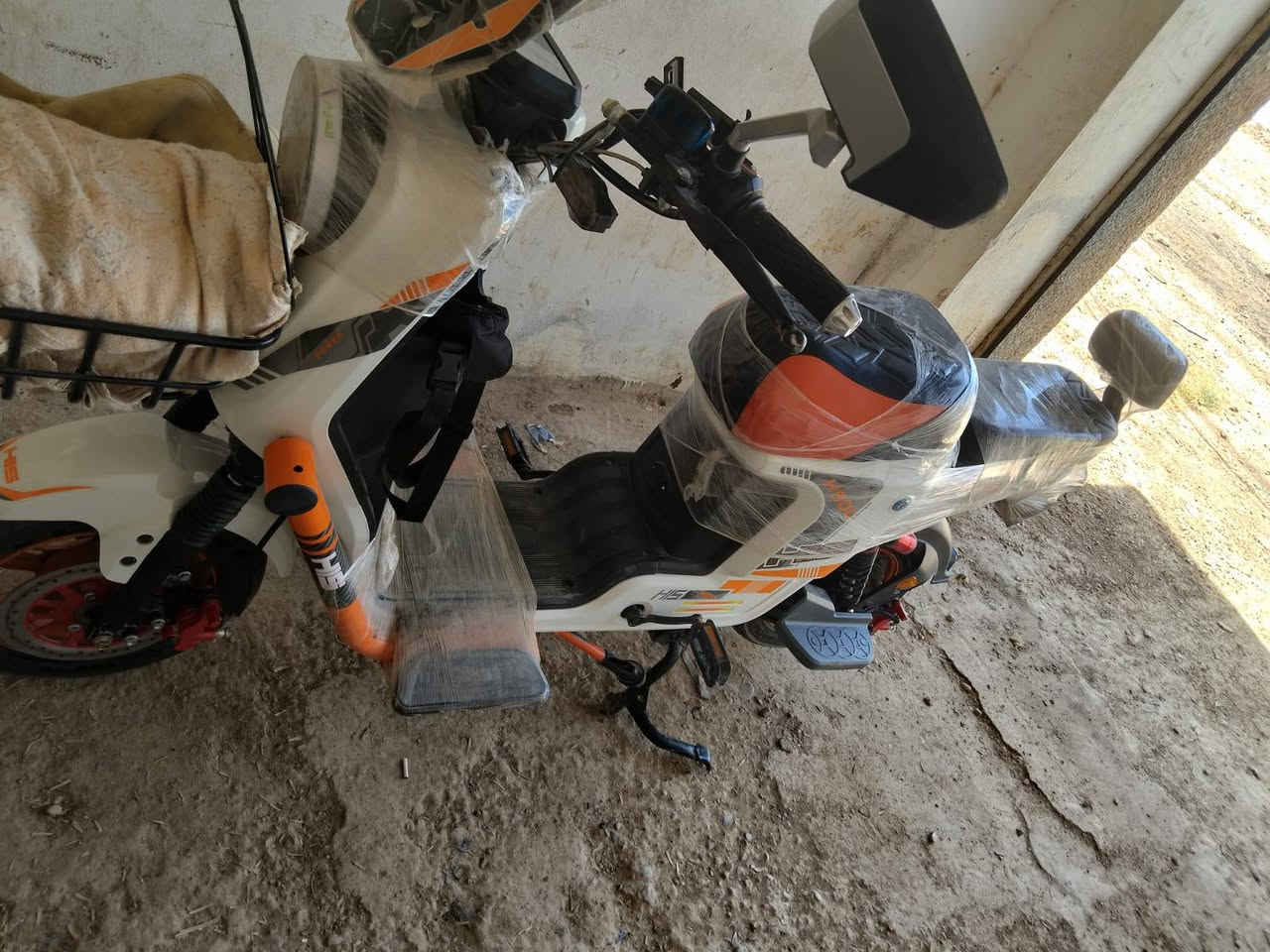 دراجة شحن  H15 ، محرك 800 واط، بطارية 60 فولت 15 أمبير، سرعة تصل إلى 50 كم/ساعة، مدى 40–50 كم بالشحنة، جديدة وحالتها ممتازة، مع شاشة ومرايا وسلة أمامية. والنارة . السعر: (450 الف وبي مجال ).
العنوان ديالى بعقوبة 
الاستفسار واتساب فقط ***********
