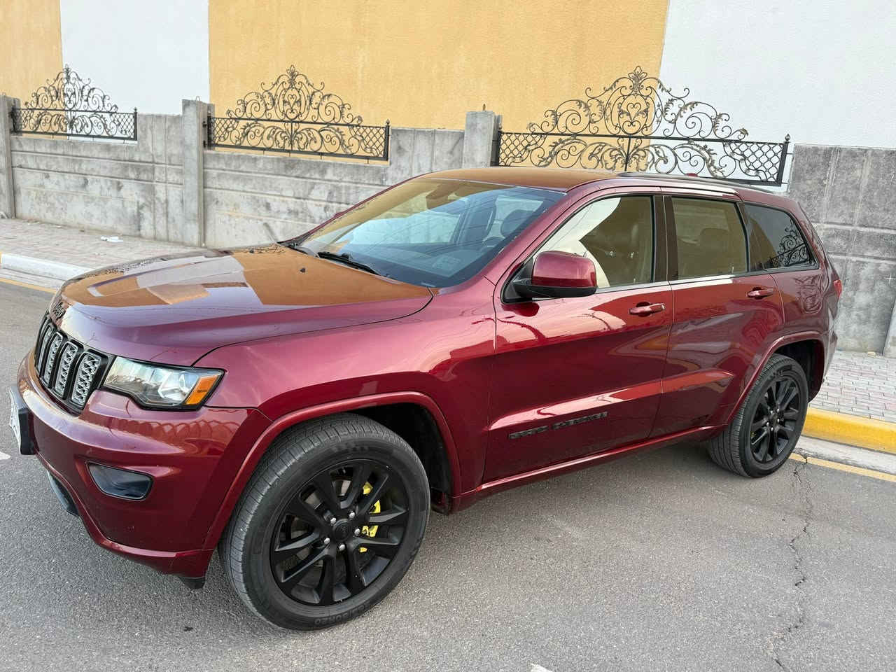 جيب كراند شيروكي بلاك توب 2018
رقم بغداد تحويل مباشر 
حجم المحرك : 6 سلندر 3600 فور ويل 
عداد المسافه : 78 الف mill
الضرر : صبغ جاملغ خلفي وتبديل صندوق نفس اللون ايرباك سليم 

المواصفات ..
بصمة تشغيل وابواب تشغيل عن بعد
مقاعد جلد كهرباء تدفئه - تدفئه ستيرن
نقاط عمياء - قياده اليه - صندوق كهرباء
مري قلاب - لايت عدسات زينون 
حساس خلفي - رادار خلفي 
كير ومحرك بلادي مامفتوح 
مسويلها ادامة كامله بدون اي نقص 
السعر 225 ورقه قابل لتفاوض 
*********** مهندس حسين  
كربلاء / حي الحسين 
شركة_المتحدة_لمزادات_السيارات_وقطع_الغيار
