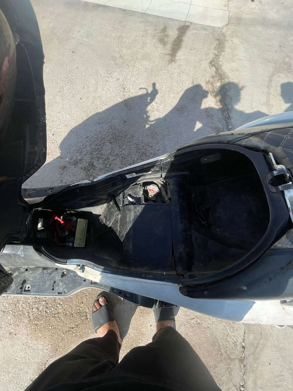للبيع فورزا 09 🛵
النظافة والمحرك: الدراجة نظيفة كلش، المكينة مجفتة قبل شهر ومابيها أي نقص.. يعني شغل واطلع
 
 الكفرات مالتها شوية تعبانة (مثل ما واضح بالصور) بس تتنظف وتترتب ترجع جديدة
 الطوافة مال تانكي البانزين شوية تخربط.
 المكان: بغداد - حي الخضراء 📍
 السعر: 700 💵 ببه مجال
رقمي   *********** 📞
