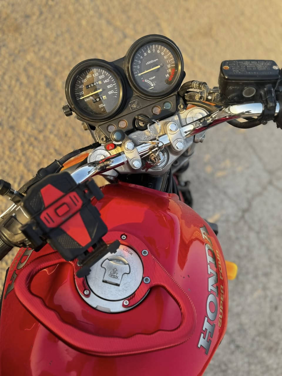 سيبي4 400cc ماشيه 68 الف
كفاله عامه من التاير للتاير ميحتاج احجي شي بعد 
مكاني بغداد بوبشام 
(***********)
