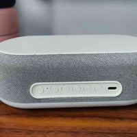 مكبر صوت بلوتوث • ساعة منبه • شاحن لاسلكي مدمج