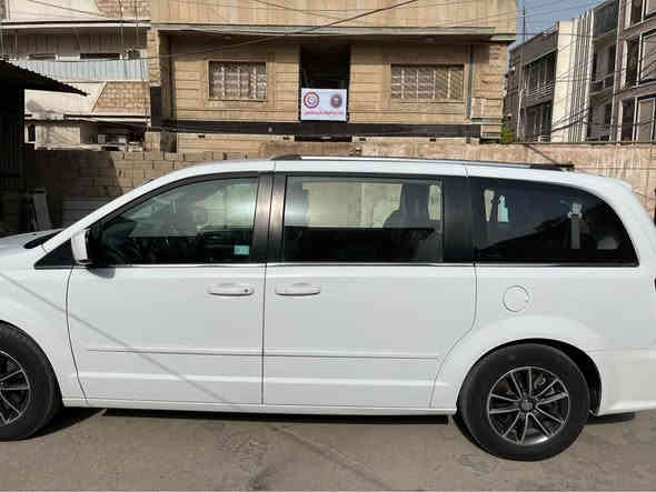 سياره للبيع كراند  كرفان
7 راكب
 بدون ايرباك موديل 2017 
العنوان بغداد 
175وبيها مجال
***********
ماشيه اكثر من 100000 محرك وكير مكفول مامفتوح صبغ دعاميات وبنيد وبدون ايرباك بشرط فحص سونر بغداد
