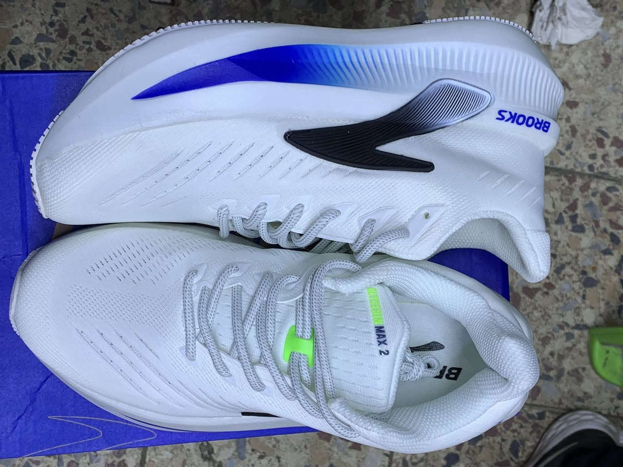 حذاء brooks max 2 الاحدث 

مناسب لـ:

* المشي اليومي
* الجري الخفيف إلى المتوسط
* الاستخدام الطويل في العمل أو الجامعة
* الأشخاص الذين يقفون لفترات طويلة

من افضل الاحذية الي ممكن تقتنيها بحياتك ✅

الحجز او الاستفسار 
***********‬
