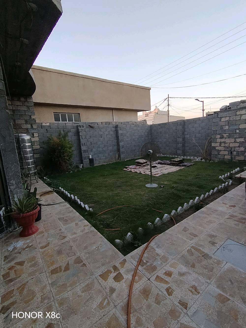 بيت اللبيع مساحه 300 متر   الانبار          الفلوجه قريت المختار قرب مدرسة عمير ابن سعد 4غرف ستقبال مطبخ صاله مناور 2 البيت طابقين     رقم ***********