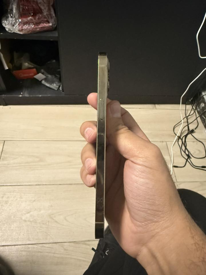 السلام عليكم ايفون ١٢ برو ماكس ماستر بلادي بدون اي تبديل ذاكرة ١٢٨ بطارية ٧٧ جام الكامرتين مكسورات بس الكامرة شغالة طبيعي وبي فطر بالظهر مثل ما موضح بالصور مكاني البلديات او فندق قلب العالم 
قيم بما يرضي رب العالمين واخذة 
***********
