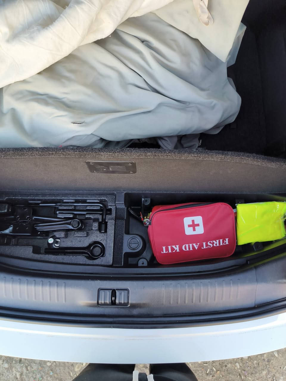 جيتور موديل 23, ابيض كفالة عامه ماشية ٣٦  فول نوع x70  رقم التلفون***********  السعر ١٧٠$ السيارة باسمي بيه مجال
