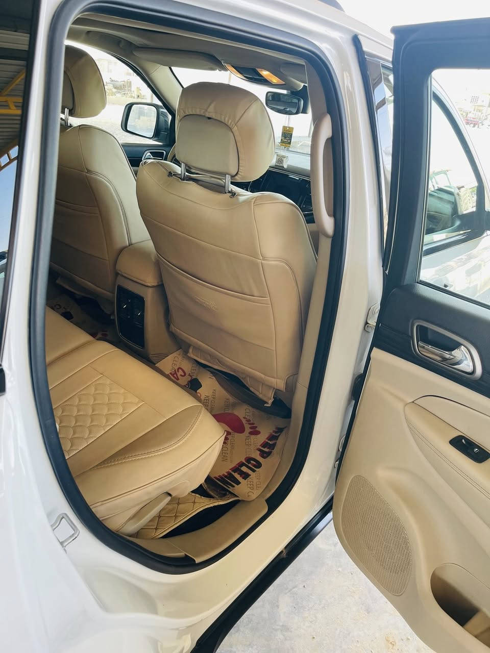 السلام عليكم
جيب 2019 
خليجي 
لون ابيض
رقم أنبار  
V6
ماشيه 189 الف كيلومتر 
وكالة ليث العبيدي 
مواصفات 4*4 ( نص فول ) 
مواصفات السياره : 
حساسات 360 درجه 
وقوف ذاتي 
7 وضعيات قياده 
فور ويل 
بلاك اديشن شركه 
ويل حجم 20 
داخل بيجي 
شفتات ستيرن 
تدفئه تبريد بالستيرن 
عدسه LED 
LED نهاري 
وبعد بيها هواي مواصفات 
السياره جديده وبعد احلى من الصور 

الضرر : بيها فقط 5 أصابع صبغ بالجاملغ جهة عكس السايق 
باقي السياره مكفوله كفاله عامه 

السعر 290$ وبيها مجال 

مكان السياره الأنبار الفلوجه 
هـ/ ***********
***********
