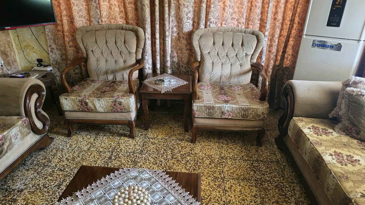 السلام عليكم عندي طخم تركي خشب زان ثقيل مع طبلاته عشره مقاعد وبدون اي ضرر عنوان بغداد المشتل الاتصال واتساب ***********
