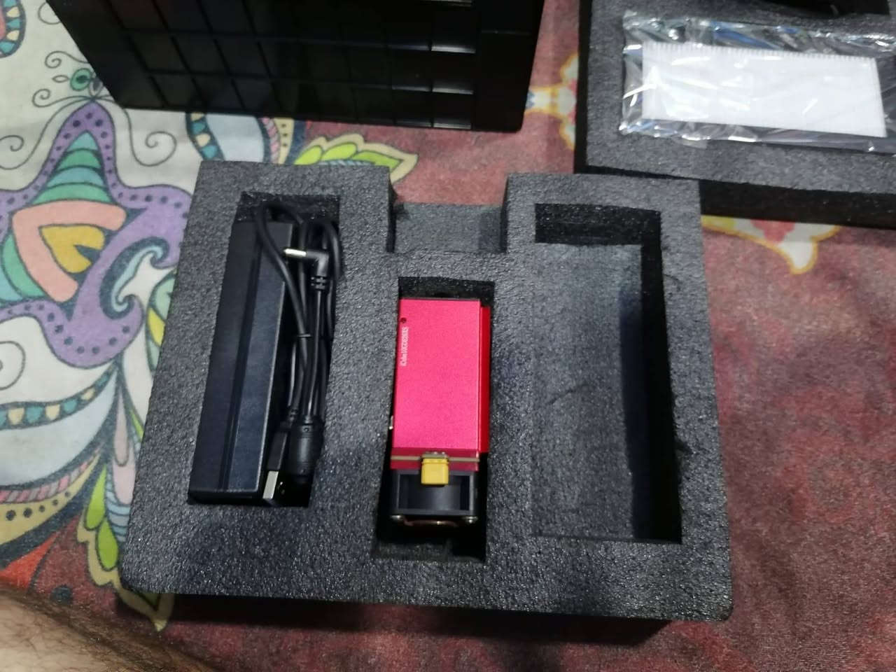 الصورة ماكينة نقش بالليزر من العلامة التجارية SCULPFUN، وتحديداً من سلسلة iCube Pro.
المواصفات والمميزات الرئيسية:
الوظيفة: تُستخدم الماكينة لقطع ونقش المواد المختلفة باستخدام تقنية الليزر.
نظام الفلترة: تأتي مزودة بفلتر دخان مدمج لتنقية الهواء أثناء عملية العمل.
التحكم: يمكن التحكم بها من خلال تطبيق خاص عبر الهاتف الذكي أو الكمبيوتر.
الأداء: تتوفر الماكينة بعدة خيارات من حيث قوة الليزر، مثل 5 واط في موديل iCube Pro أو 10 واط في موديل iCube ProMax.
التوافق: تدعم العمل مع الملحقات المختلفة مثل المحور الدوار (Rotary Chuck) لنقش الأجسام الأسطوانية.  خوان بيه نقص القاعد الوسط  والجامه الواقيه  شغاله شغاله


**إذا كنت صاحب هذا الإعلان وتريد حذفه لأي سبب، رجاءا أرسل رسالة إلى الدعم الفني**