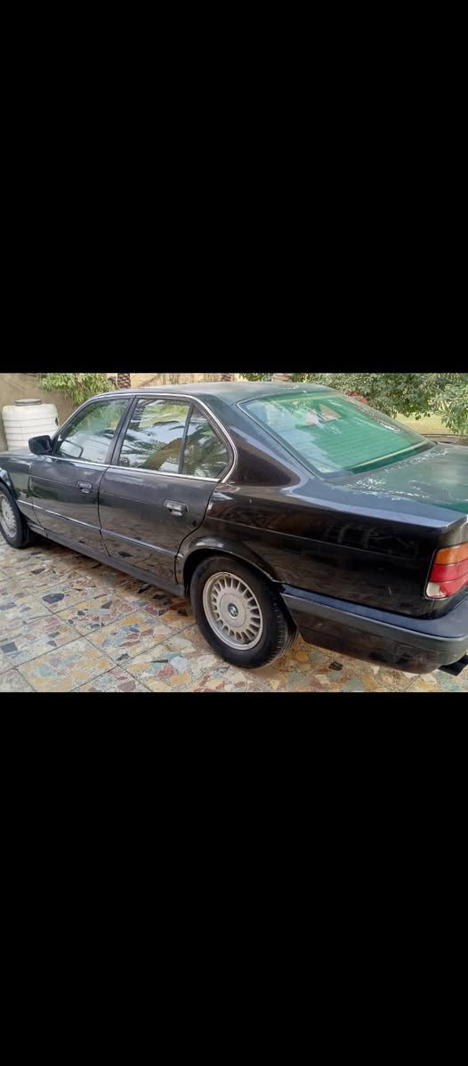 سلام عليكم بي ام دبليو للبيع 535i E11. 
موديل 1990
 سياره بدون حادث سيارة بيه تصليح بل ذيل مال جاملغ الئمامي اليمن ول اليسر سياره معتنين بيه حيل بدون صبغ.
مواصفات السياره...
1- فتحة سقف.
2- رادار امامي.
3- مثبت سرعه.
4- كشنات تفئه.
5- كشنات كهربائي.
6- تبريد شغال عل السويج ثلج ❄️.
7- صدر المامي 50%.
8- صدر خلفي 90%.
9- مثبت سرعه.
سعر سياره...
..45 ورقة وبيه مجال للطيبين.
رقم ***********.
واتساب.***********.
مكاني بغداد زعفرانيه
