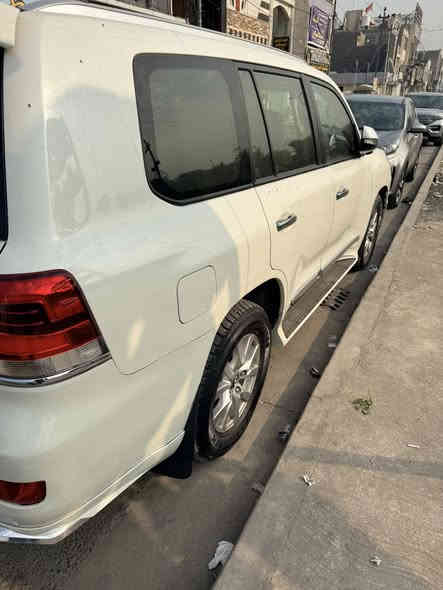 السلام عليكم 
لاندكروز مديل 2018
وايت اديشن 
السيارة فول مواصفات
محرك 8 سلندر 4600
ماشيه 140الف 
بيه صبغ اثار شخوط بدون معجون فقط جاملخ معجون وباقي رش

السعر 435$
العنوان بغداد حي جهاد 
الاستفسار
***********
