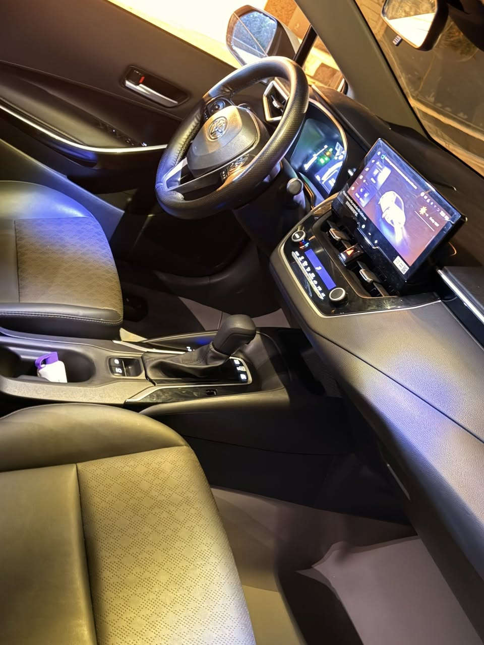 كورلا هايبرت-2025----***********
عداد المسافه -15000
فتحه
بصمه
اسبايدر 
جلد
بيه رصعه ازغيره بالباب فقط
مكفوله السياره من الصبغ والتبديل
مكان السياره بغداد
