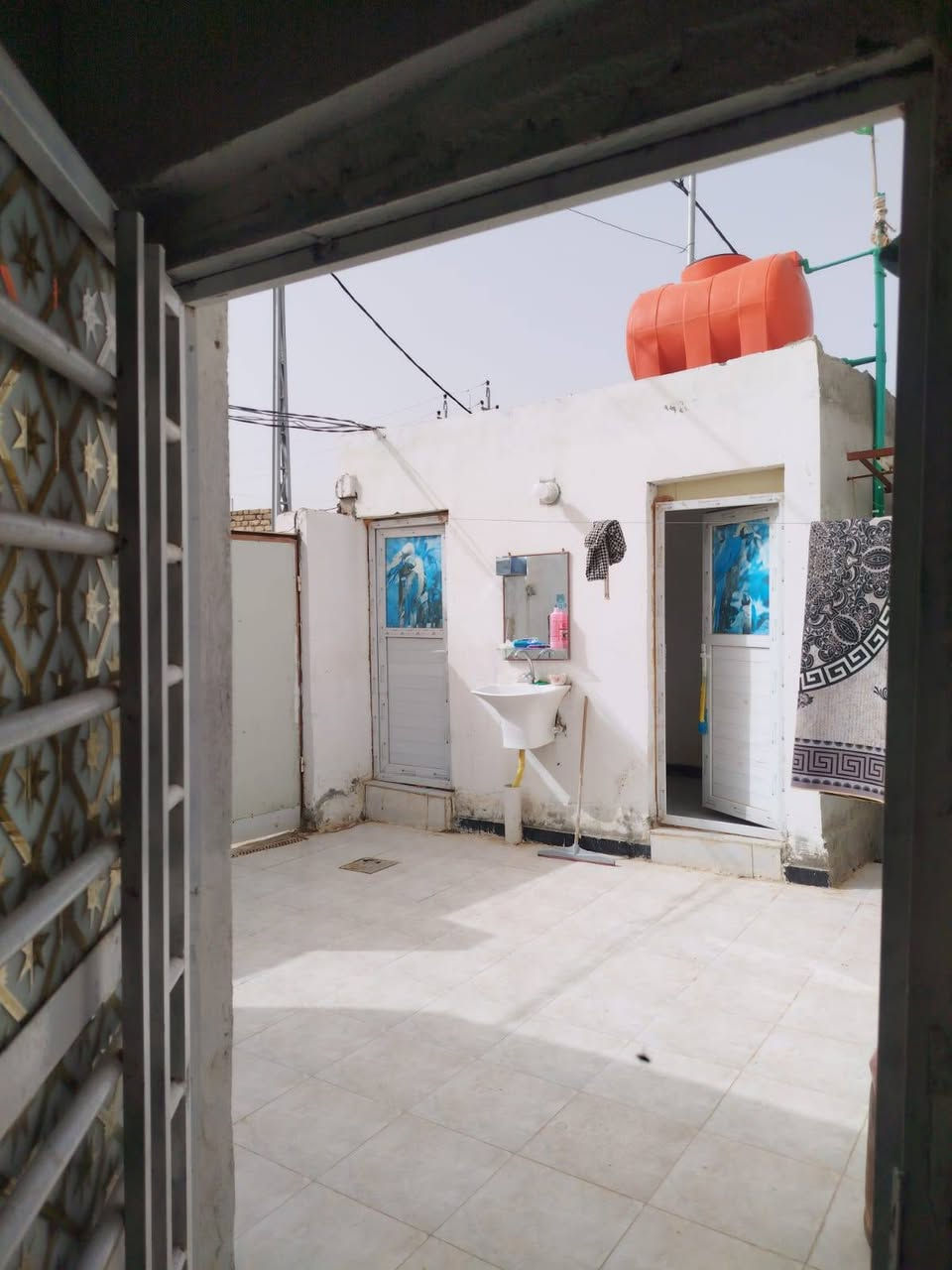 سلام عليكم بيت زراعي بال عيبي مساحه 200 بيت جديد طابوك بلوك  غرفيتن او صاله مطبخ صحياات خارجي وداخلي او محل خارجي  طارمه  بيت كلش مرتب يبعد عن الشارع 100 متر  
 التصال عل رقم *********** ///***********
