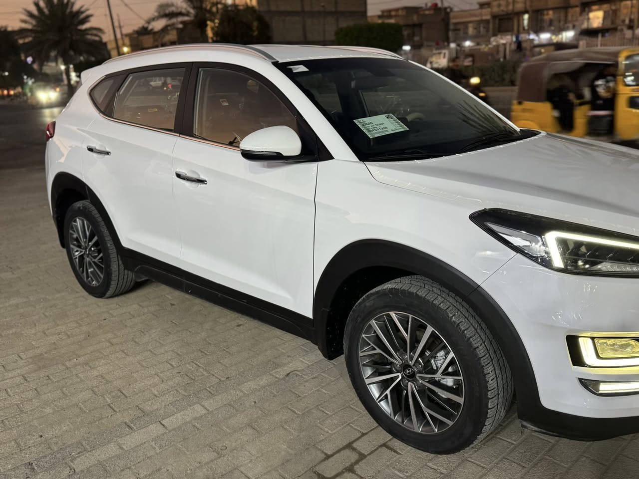 توسان للبيع موديل 2020 خليجي فول موصفات ماعدابلراما   مواصفات 5 عدسات  كشنات كهربائي كشن جلد صاج كامره شاشه دواره سيارة جديده ماشيه ٥٣ الف سيارة مكفوله من ضربة بيه صبغ نص بنيد والباقي مكفوله سعر ١٨٣ مكان سياره بغداد الرصافة رقمي ***********
