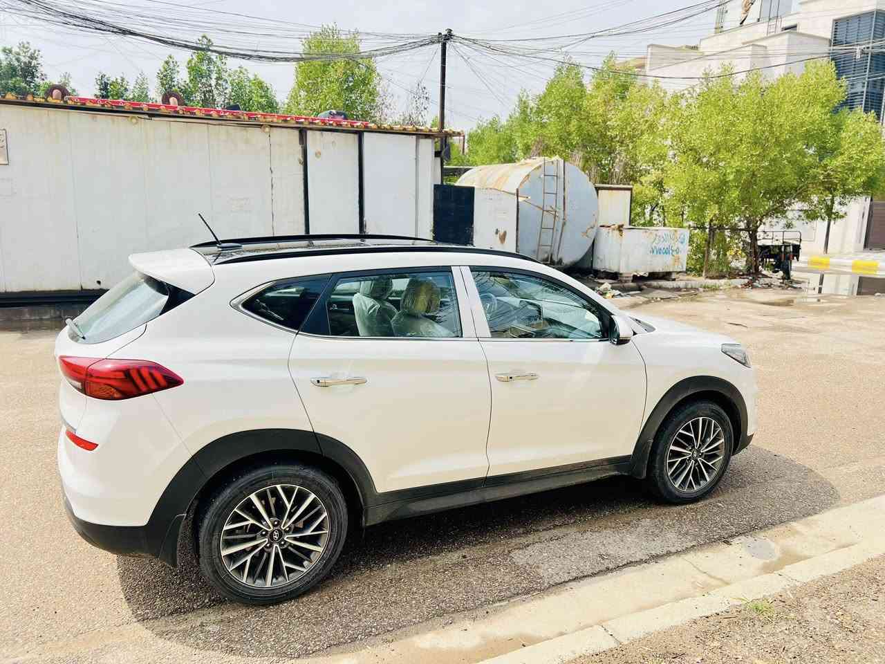 السلام عليكم 
                        العنوان ~بغــٌداد الغــزاليـه~
{توسـٌــان}
موديل.    2019
خليجي فول مواصفات 
5عدسات كراسي كهرباء2
عدد الممشى 127
سونار+حداديه +دهن تخم تاير كله جديد 
.
رقم بغداد با أسمي
. 
 🔴السياره مبدل بيه بس البنيد بدون اي ضرر او حادث 
 وبيها بارد خفيف بل جنطه 
. 
للاستفسار او المراسله على هذا الرقم 
{***********}
