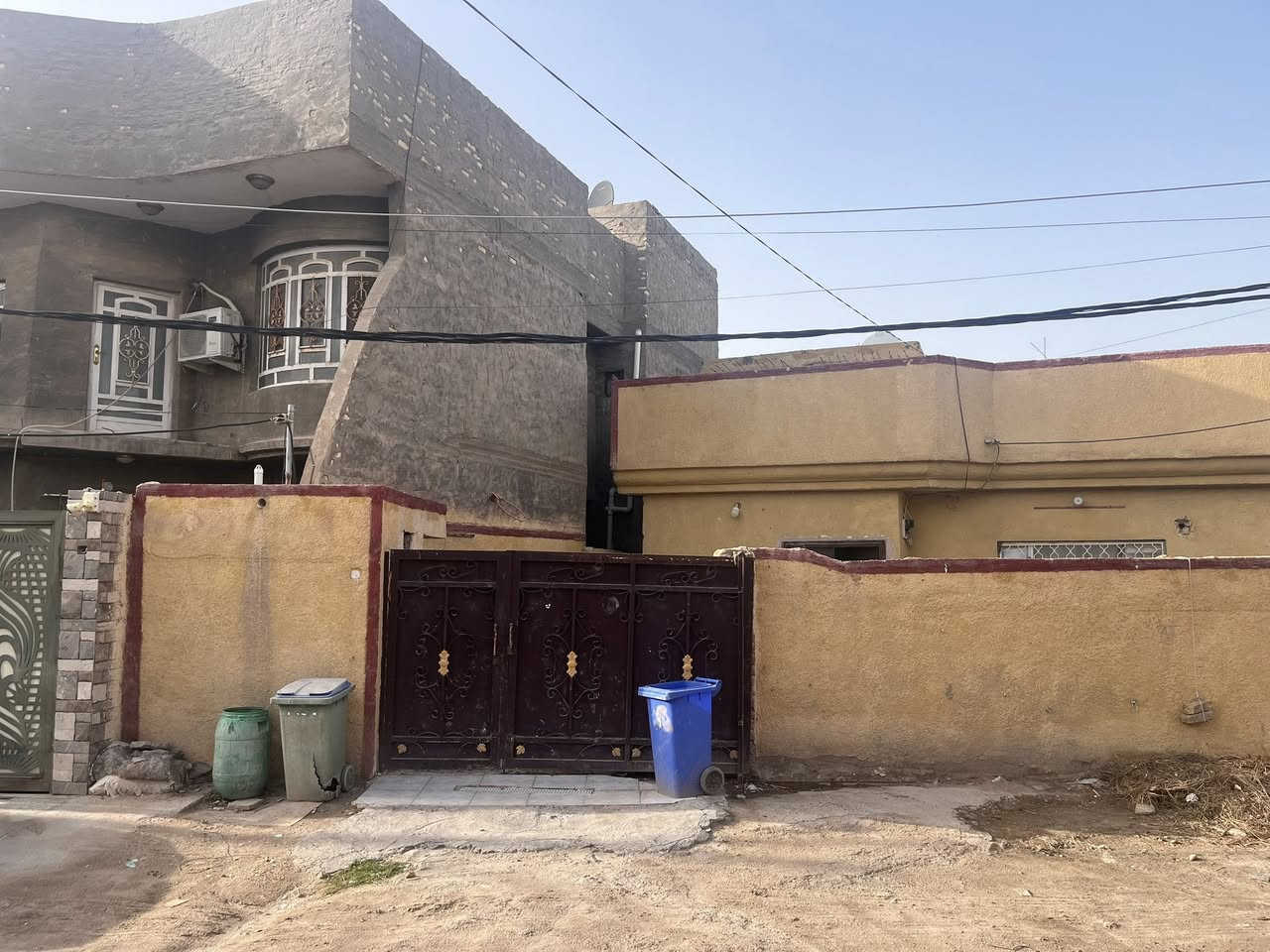 � فرصة مميزة للبيع – بيت في البكرلي الأولى

📍 الموقع: البكرلي الأولى – شارع 20
خلف أسواق جنات
 الشارع الرئيسي 25 متر
شارع البيت 10 متر

📐 المساحة: 190 م²
📅 سنة البناء: 2015
📄 الطابو: صرف (تحويل مباشر)

🔹 مواصفات البيت:

* حديقة 🌳
* كراج 🚗
* غرفتين نوم
* استقبال + هول
* مطبخ
* صحيات داخلية وخارجية
* ترك من جانبي البيت (تهوية ممتازة)
للتأكد مشاهدة الفيديو في الصور 

💰 السعر: (يُذكر عند التواصل)

📞 للاستفسار: ***********
