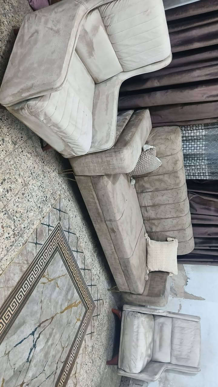 تخم 5 مقاعد نضيف اي ضرر مابي كلش ثكيل تكمه سعر 115 بي مجال مع مفرش هديه مكان البياع *********** يوجد واتساب

