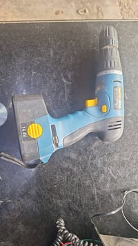 دريل شحن للبيع بدون شاحنه السعر ٣٠ الف هاتف ٠٧٧٠٨٨٩٤١٥٤