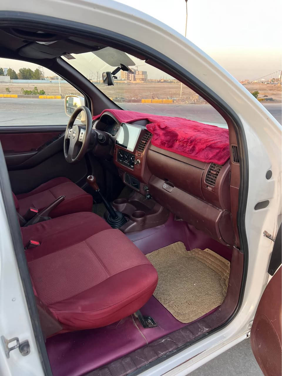 السلام عليكم للبيع نيفاره 2013رقم بصره تحويل ثاني يوم سياره جاهزه مكينه كير حداده تخم تاير تبريد ثلج تحكمات استيرن شاشه وكامره اشاره بل مري سياره جاهزه ما تصرف عليه الف العنوان البصره ***********  
السعر 90وبيه مجال
