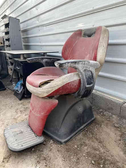 كراسي للبيع سبب البيع متروكات صار 4 اشهر ومستعجل علا بيعهن سعر مناسب قيم وأخذ الاستفسار رقم *********** مكان الدورة
