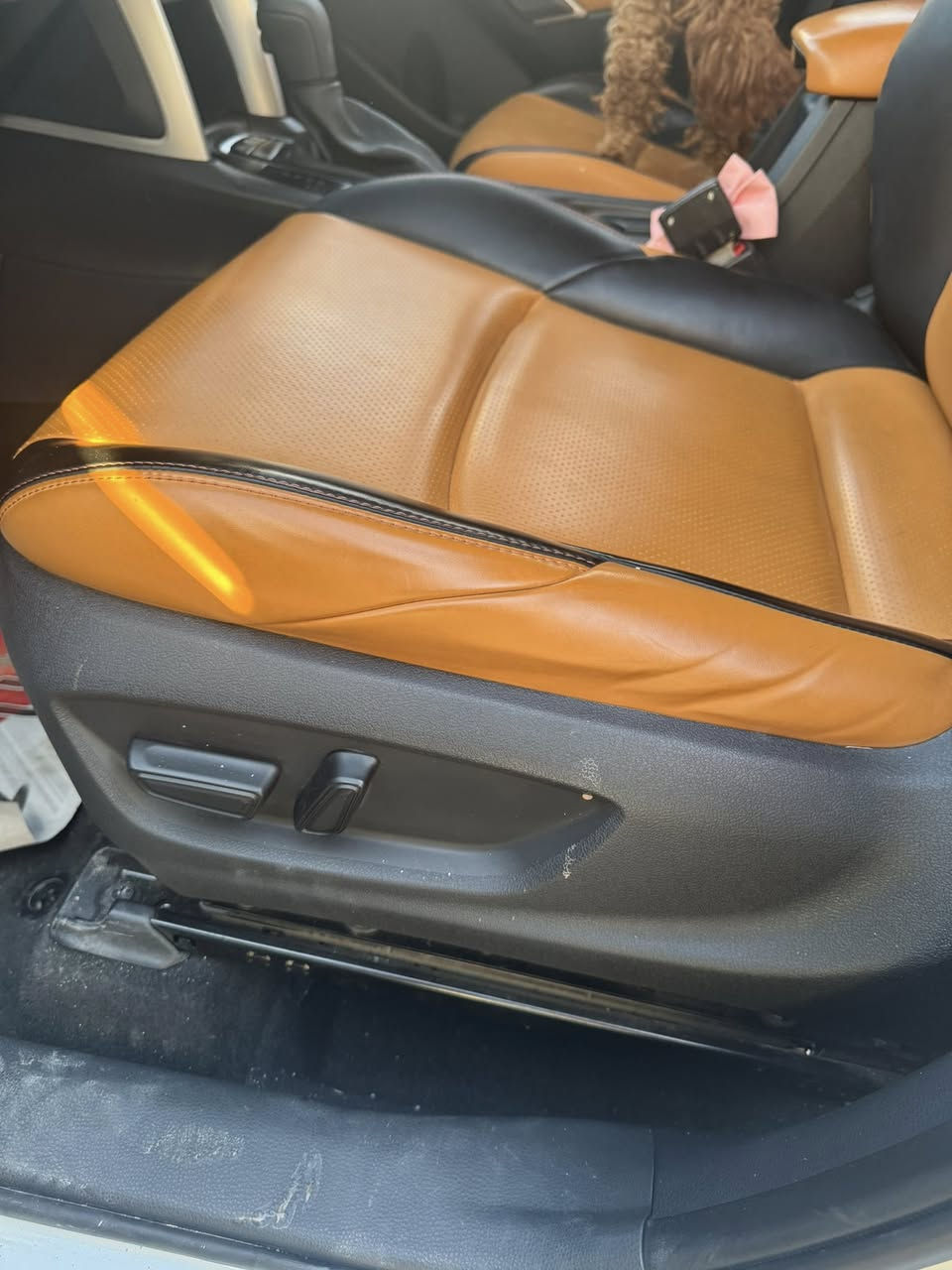 تويوتا فورتلندر موديل ٢٠٢٤
ماشية ١٤ الف 
كشن كهرباء 
جنطة كهرباء 
كشنات جلد
بيها طخه خفيفة موضحة بالصور الباب الخلف الراكب
مكان السيارة مجمع بدور بغداد او المنصور الدور السود 
***********
