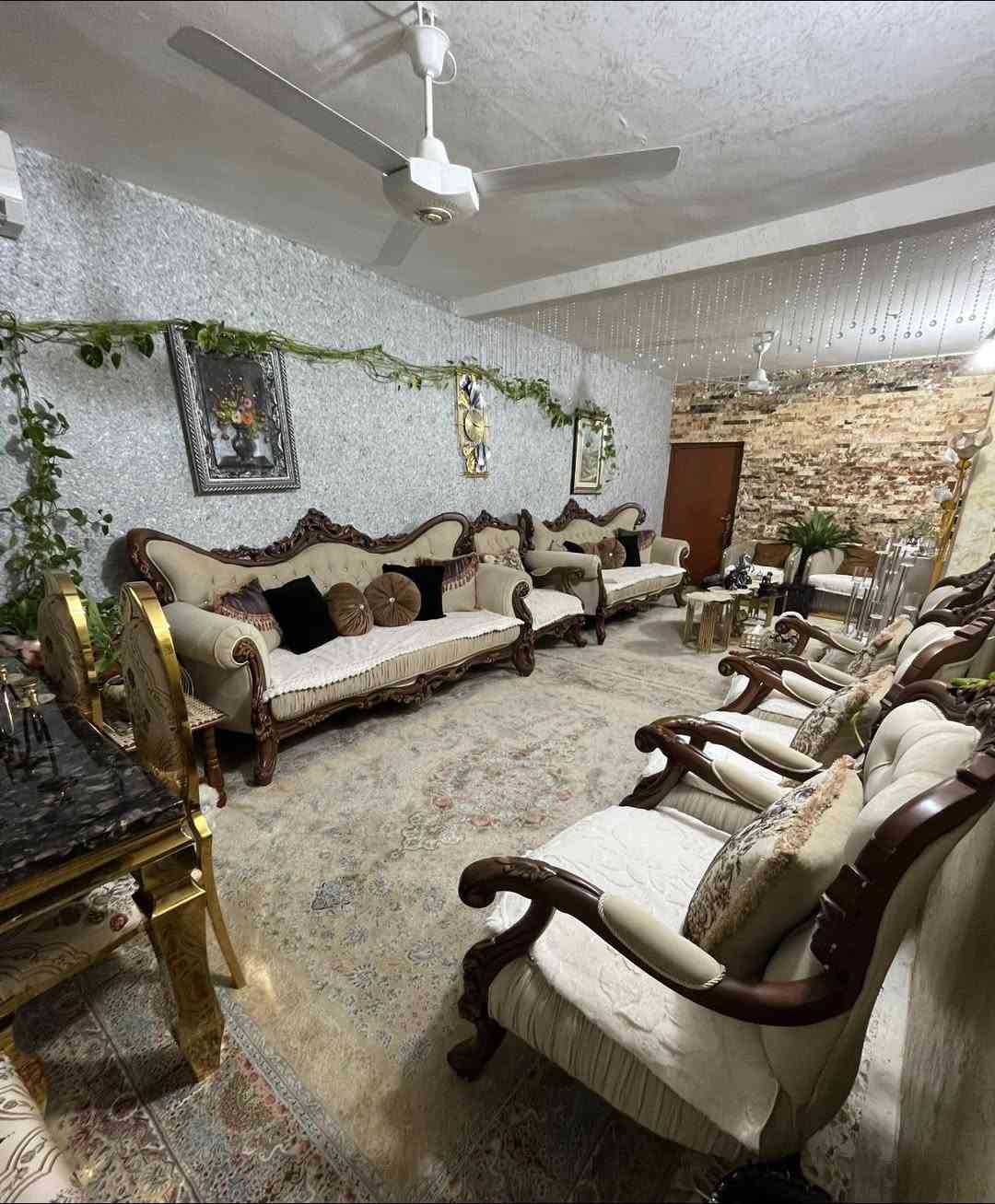 بيت طابو صرف مساحه 139 طابقين
موقع:- الإسكان خلف المسبح الإسباني 

يحتوي على:-
الطابق الاول/ صاله واسعه ، وهول، ومطبخ حار وبارد ، ومجمع صحيات ، وطارمه واسعه ( يوجد مدخلين من الطارمه واحد للهول واحد للصاله)

الطابق الثاني/ غرفة نوم ، وغرفة صغيره تنفع غرفة طفل او مخزن، ومشتمل كامل يحتوي على غرفة نوم واسعه ومطبخ واسعه ومجمع صحيات ودرج خارجي منفصل عن البيت ويوجد باب للمشتمل على داخل البيت ايضاً تحبون تلغوا وينفصل نهائي او تبقوا وطارمه صغيره.

- السعر 325 مليون

‭٠٧٨١ ٥٤١ ٢٣٢٣‬
