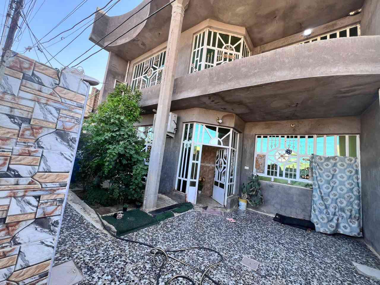 السلام عليكم بيت طابقين
‏جاهز  بناء حديث 
‏البيت ماناقصه كلشي
‏القاط الاول
‏اسقبال
‏مطبخ صاله جبيره
‏غرفتين نوم
‏القاط الثاني صاله جبيره
‏اربع غرف
‏مكانه صاير ركن بشارع الطليبات
‏علشارع الرئيسي
‏بصفه قطعه ميتين متر تابعه اله
‏مامتواجد علفيس
‏‪***********‬
