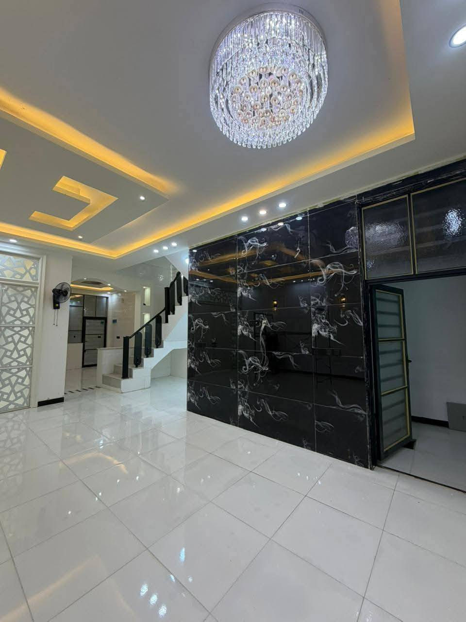 دار للبيع 150م🏕️ (مكتب الخليج للعقار عمود327)
*********** 
✅ مشمول بقرار التطويب 

موقع /نجف 🏡
شارع الحولي مال المطار عمود327مكتب ألخليج للعقار 

البناء 🏡 
غرفتين /صاله/مطبخ / ستقبال/ صحيات/
بناء مرتب/ اساس + سقف كونكريت + طابوك

ألخدمات 🏡 #بعد_عن_سوق_100م
ماء/كهرباء/مدارس/سوق/تبليط/لحد الباب
