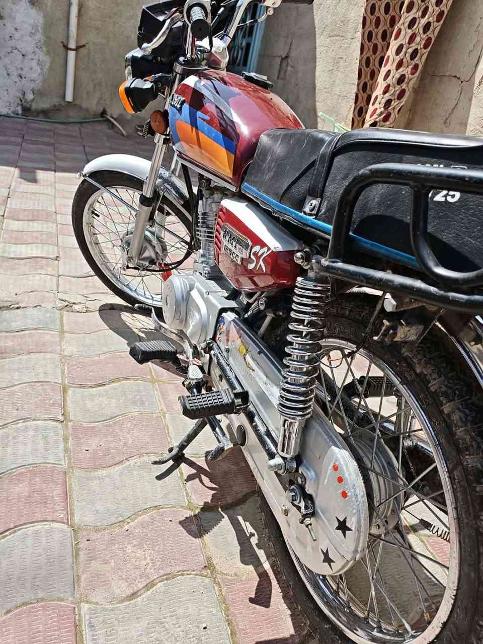 السلام عليكم دراجه لبيع جديده هاي المكاتبه شوف سعره بيش ماخذه اربع كير الدراجه جديده بمعنه الكلمه حلوه سعر الدراجه ١٣٥٠مكلف بل نشر هاذه رقم صاحب الدراجه ‏‪***********‬‏
