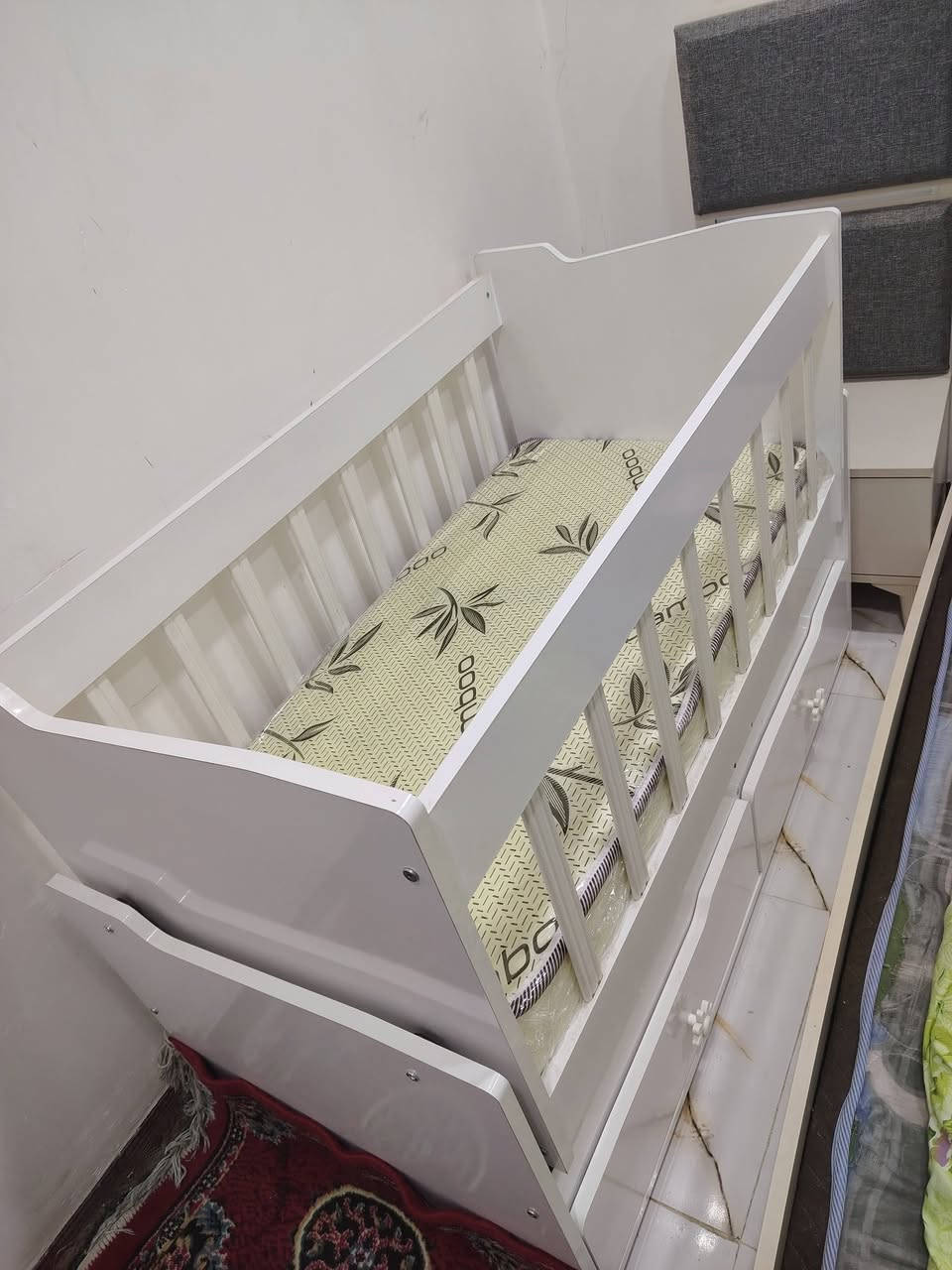 سلام عليكم تخت للبيع جديد صارله شهر دبيعو علمود ياخذ مساحه بل غرفه السعر ١٠٠ وبي مجال شي قليل ***********
