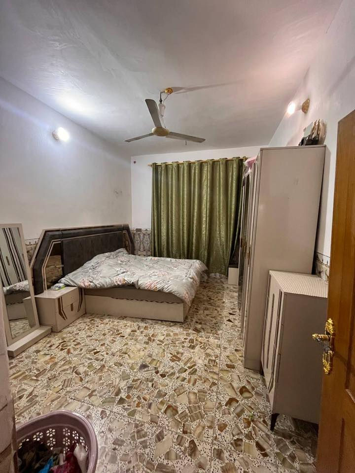 سلام عليكم للبيع بيت طابو ملك صرف طوريج ام الهوى  الجديده طريق الزوار مقابل الشارع العام يبعد عن الشارع مسافه 20 م واجهيت البيت ع شارع العام مساحه البيت 128 للاستفار ***********واتساب
