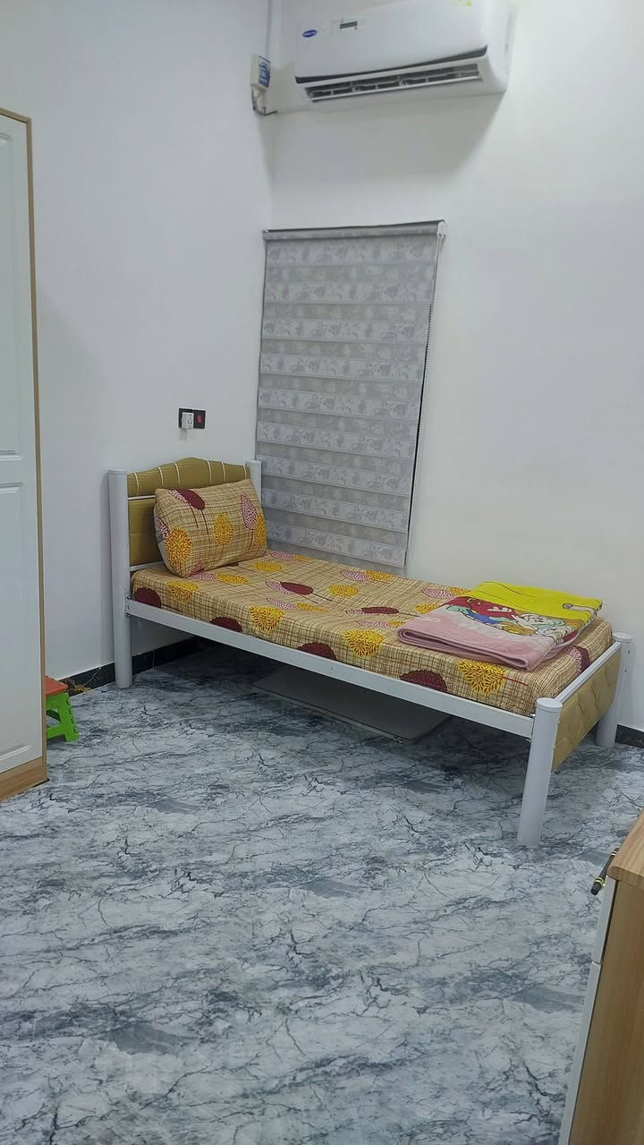 السلام عليكم بيت للبيع بالجزيرة باب الهوى شارع 13مساحة 100متر طابو صرف تحويل باسم المشتري يتكون من استقبال خارجي مطبخ صاله غرفتين صحيات داخليه وخارجيه بناء حديث 2026 مع البيت اثاث سبالت كافة الغرف جدد بعدهن بالضمان خط انترنيت كامرات مراقبة مطبخ كامل جديد غرفة ام نفر البيت مفروش كاربت جديد محجر درج جديد السعر60وبي مجال  للاستفسار الاتصال على الرقم ***********
