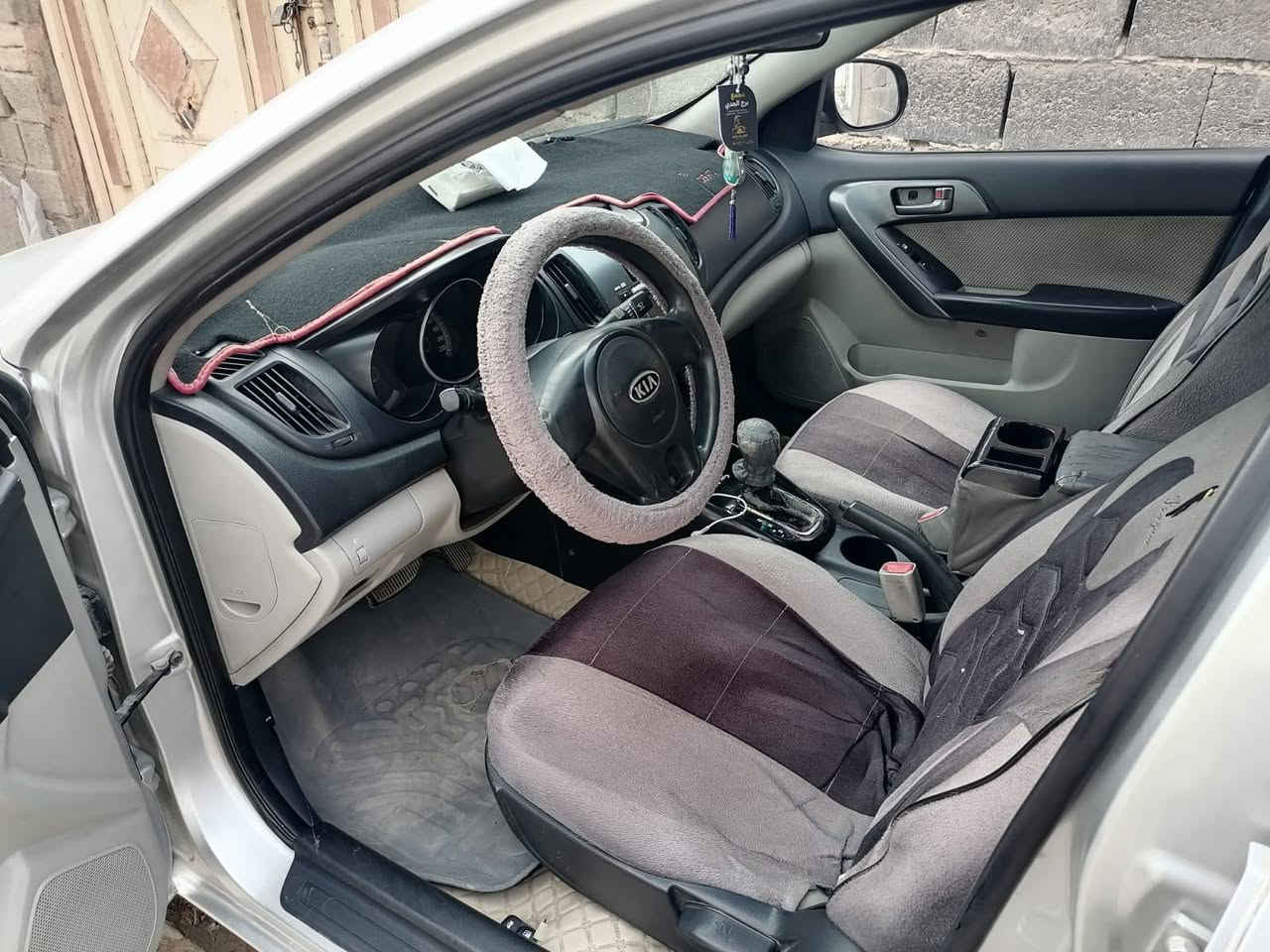 السلام عليكم
سيراتو مديل ١٢
رايدهااا ٩٠ او بيهااا مجال 
هاذه رقم صاحب السياره اتصل وستفسر 
‏‪***********‬‏
