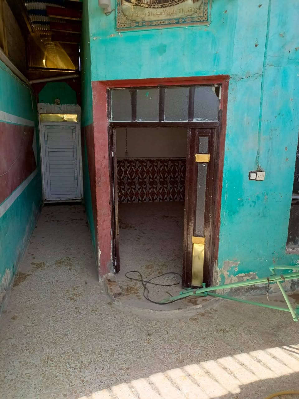 للبيع مكانه مقابيل باب الخروج مال المطار مساحه ١١٠ متر فارغ حالين ٣٥ وبي مجال اي استفسار على الرقم الموجود ***********
