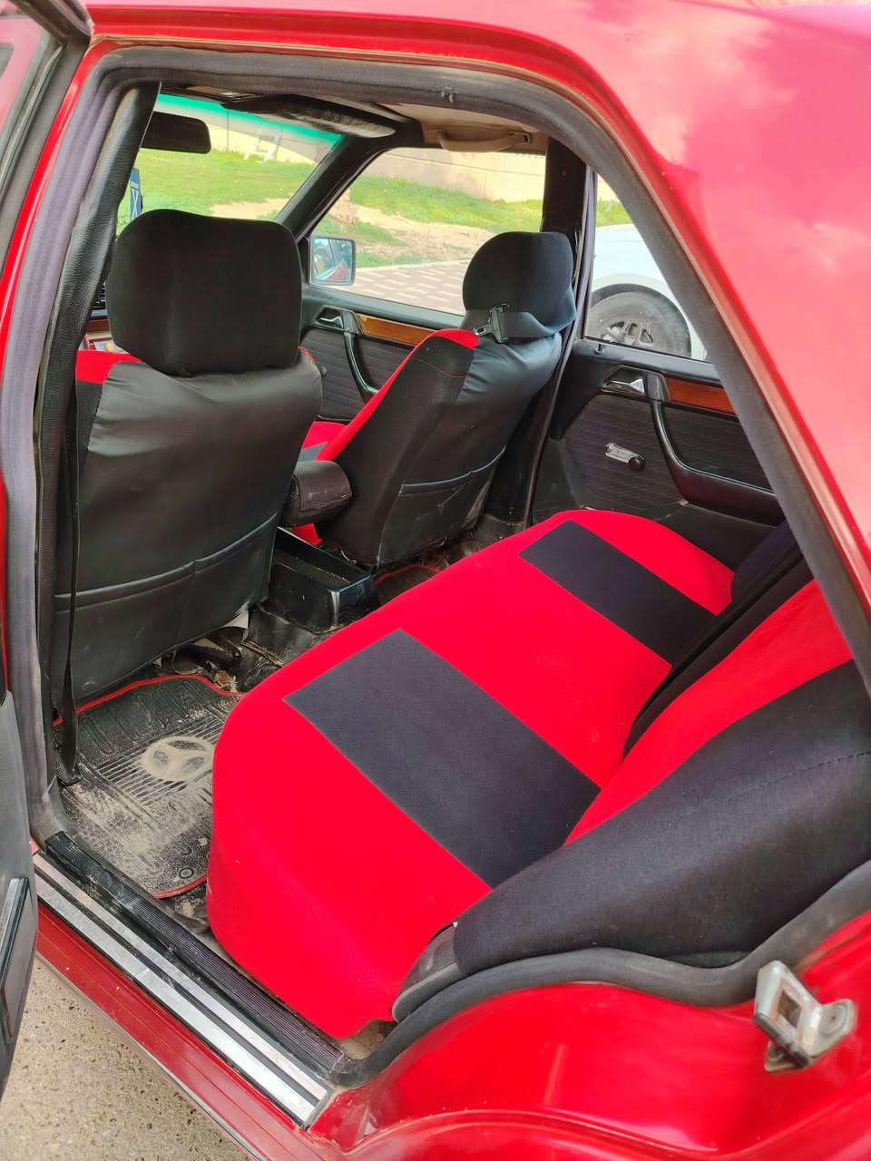 مارسيدس موديل 1990 لون احمر بأسمي شماليه اربيل جديده رقم دولي جاهزه سعرها 60  وبيه مجال الاتصال على الرقم ***********  ومن الله التوفيق
