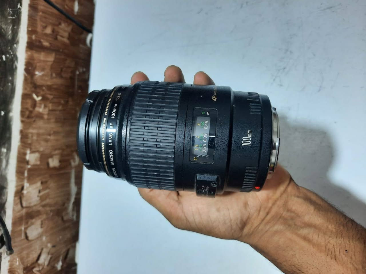 Canon Prime Macro 
100mm.
فتحة العدسة: f/2.8 حتى f/32.
Canon EF  Full Frame APS-C).
التكبير: 1:1 
محرك التركيز USM (Ultrasonic Motor) سريع وهادئ.
مقاس الفلتر: 58 مم 
نضافتها موضحه بالصوره مكاني بغداد السعر خاص او تواصل عبر الرقم ***********
