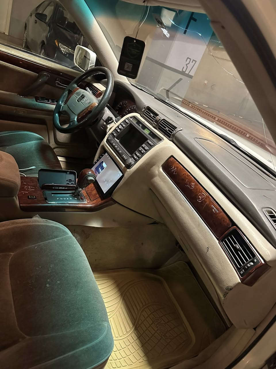 مەلیکە بوفروشت 2002
سپی ناو زەرد 
سعر  38  
براوە لوک  تازە داخل      
یەک دوکمە 
تەبرید ساردی گەرمی بەسراوە 
گیڕو مەکینە وتەقەو رەقە بەشرتی ١٠ فیتەر 
چوار ویلیەکانی لوکە بەشرت   
سەیارەکە روبەرو جوانترە 
 
شوین - سلیمانی 
***********
