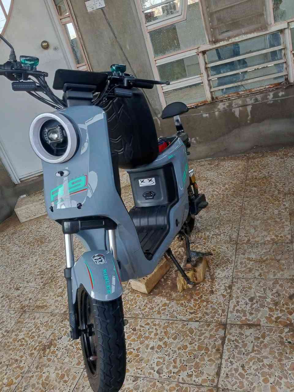 دراجه شحن R9 موديل 25 فول مواصفات
الدراجه نضيفه شوفت عينك 
5 بطاريه دبل 
شاحنه رقميه 
كلشي شغال نشرات واضويه 
السعر520 وبي مجال حسب الجيه 
مكاني بابل الاسكندريه تواصل ***********
