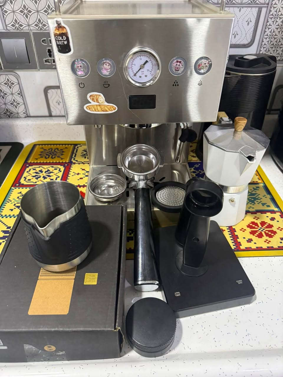 مكينه Profl max غنيه عن التعريف مع
طاحونةه     
* ✅ Timemore Chestnut C3S

* ☕ الإسبريسو.
* ☕ القهوة المقطرة (V60).
* ☕ الفرنش برس.
* ☕ الكيمكس وغيرها، حسب درجة الطحن.
ميزان حترافي 
موكا حجم وسط
بولوفلتر 58
مفكك تكتلات 
موزع ايمكس 
بتشر حليب 
ستخدام شخصي نضيفه تاخذهن وانتا مرتاح


**إذا كنت صاحب هذا الإعلان وتريد حذفه لأي سبب، رجاءا أرسل رسالة إلى الدعم الفني**