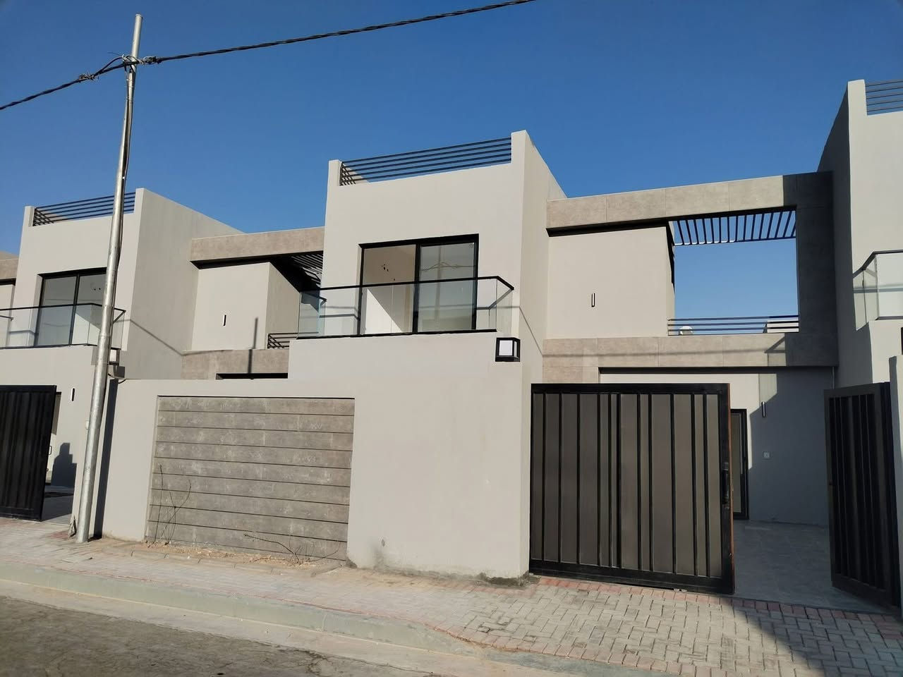 دار للبيع في مجمع اللؤلؤة السكني
مساحة 200م 
موقع مميز وسعر مناسب جداً
🔹 3 غرف نوم مريحة
🔹 3 حمامات
🔹 استقبال وصالة واسعة
🔹 فرصة ممتازة للسكن أو الاستثمار
تصميم حديث و مناسب للعوائل

 للتواصل والاستفسار الاتصال بالرقم
 *********** 
او يمكنكم الانضمام إلى قنواتنا الرسمية عبر الروابط١ التالية:

📲 واتساب:
https://chat.whatsapp.com/LVg2cCwWli3KDpli87D2nY

📩 تليغرام:
https://t.me/+VH80FOczRXRkMjVi

📘 فيسبوك:
https://www.facebook.com/share/1F7PkyEBvc/?mibextid=wwXIfr

📸 إنستغرام:
https://www.instagram.com/albyaietaliraqi?igsh=MjNpcnBpdXdsbGM2

🎵 تيك توك:
https://www.tiktok.com/@albyaiet.aliraqe?_t=ZS-8zLTw8miI8f&_r=1
