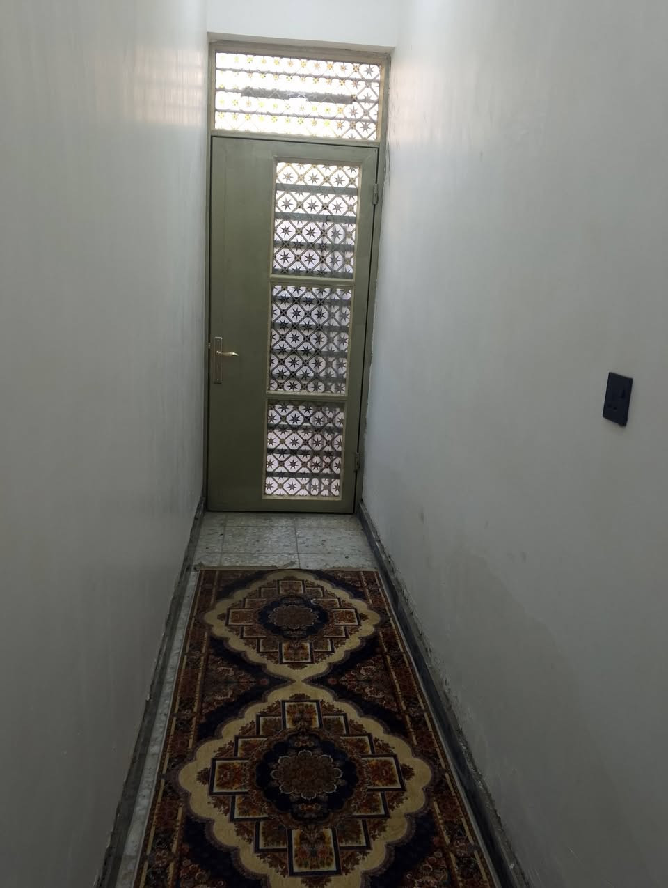 دار مساحه 100م بناء مسلح جديد طابق واحد جاهز بيه حوش واستقبال مع ممر وصاله كبيره فيه المطبخ وغرفه نوم وحمام وترك مع صحيات عدد اثنين وبيتونه مع درج العنوان منطقة أبو درع ثالث فرع عن الشارع العام مقابل قطاع 79 السعر 95وبيه مجال قليل الاتصال على الرقم ***********
