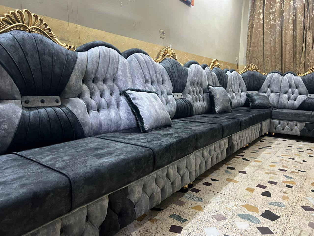 معرض زياد الأثاث المنزلي 

من بيت احد الزبئان 
ديوان فصال شغل الموصل حطاطه شغل ثقيل 
سفنج اكستره مميز 
خشب روسي ثقيل
رباط انجين 
رجل خشب ثقيل 
مع وصل ضمان الجودة 15 سنه 
يوجد جميع الاوان وحسب الطلب 
يوجد فصال 
عنوان المعرض تكريت شارع الزهور خلف افران الكرخ وقاسم مول معرض زياد الأثاث المنزلي 🫴 
***********
