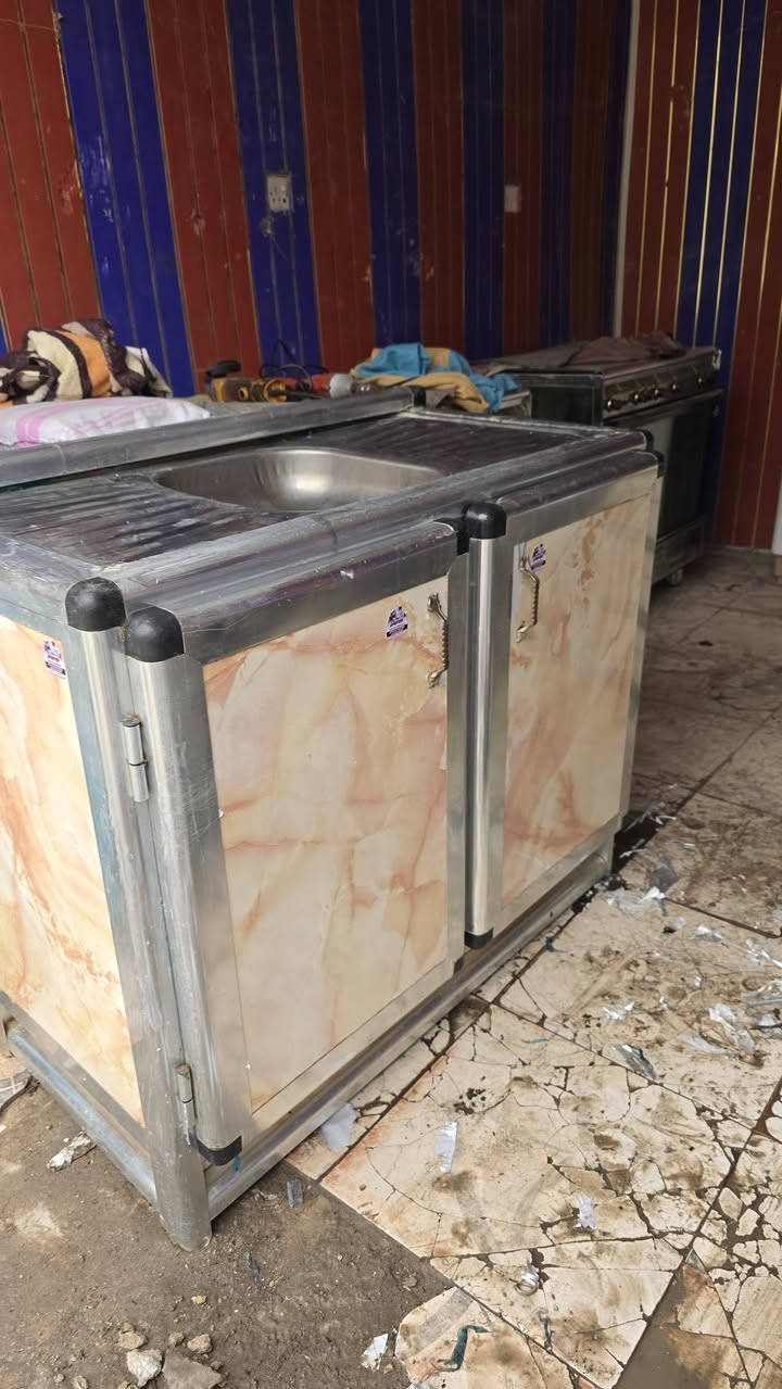 من رخصه الأدمن كاونتر سنك متر او٢٠ نظيف اخو الجديد سعره ٧٥الف الشراي يتصل *********** ***********
