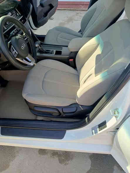 � كيا أوبتيما 2020 – خليجي / مكفولة
المواصفات:

 • محرك 2400
 • السيارة خليجي
 • المكفولــية: كفالة عامة
 • المالك: السيارة باسمي – تحويل مباشر

الملاحظات:

 • فقط رصعة بسيطة بالقمارة (طلقة طايشة) – بدون أي تأثير آخر

السعر:

 • السعر المطلوب: 220
رقمي  ‭٠٧٧٨ ٢٧٤ ٨١١١‬
