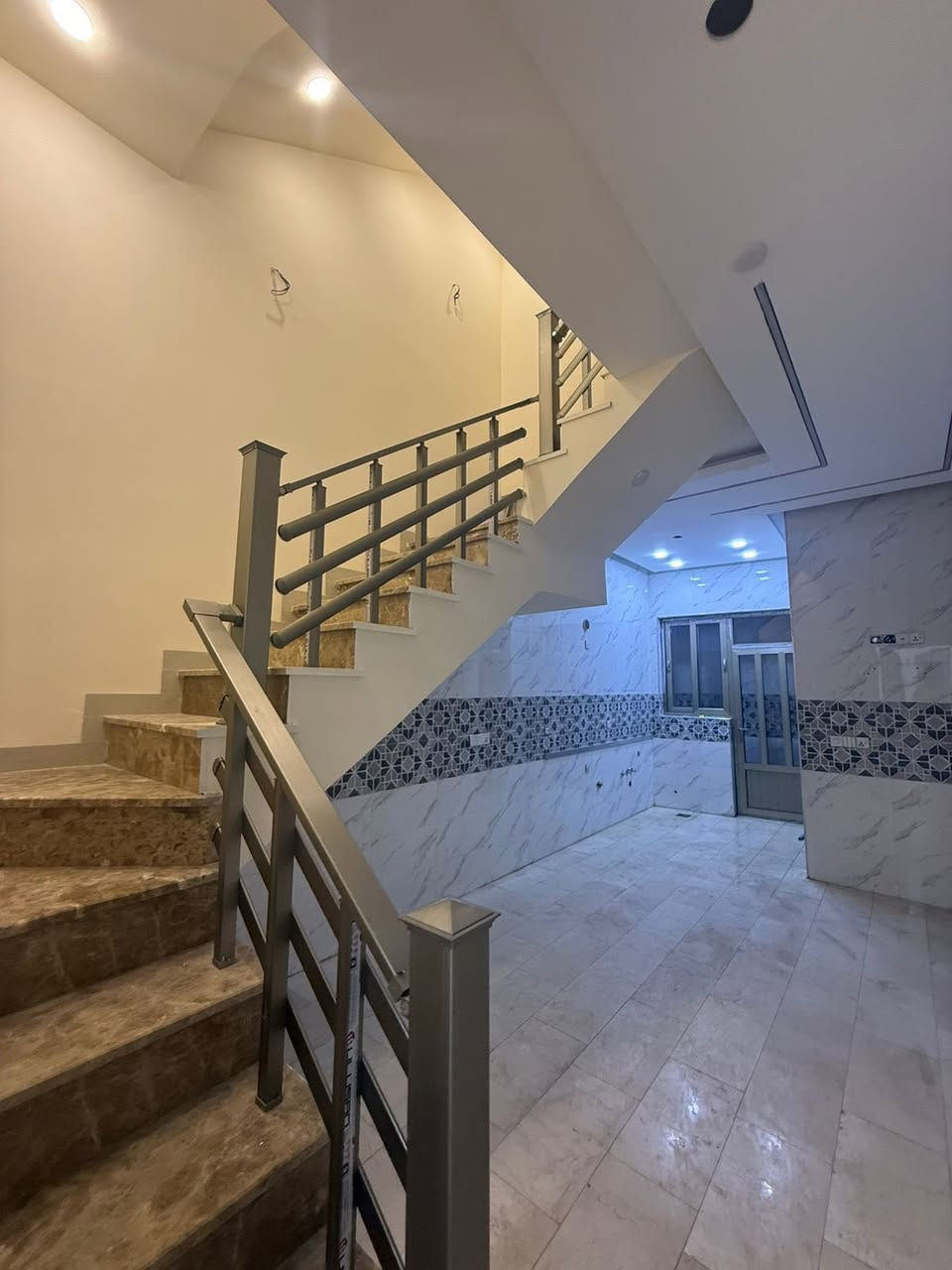 عــــــــرض دار لـــــــــــــلإيجـــار 🏡 

فرصة مميزة للسكن العائلي في موقع هادئ ومخدوم.

✅ المساحة: (60 م )
✅ الموقع: (السيديه -الخيزران)
✅ متوفر ماء وكهرباء وخدمات كاملة.

للاستفسار والمعاينة يرجى التواصل على الرقم:
📞 (***********)
